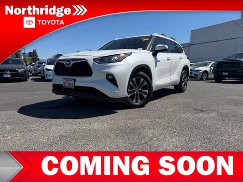 Used 2020 Toyota Highlander XLE FWD image 2