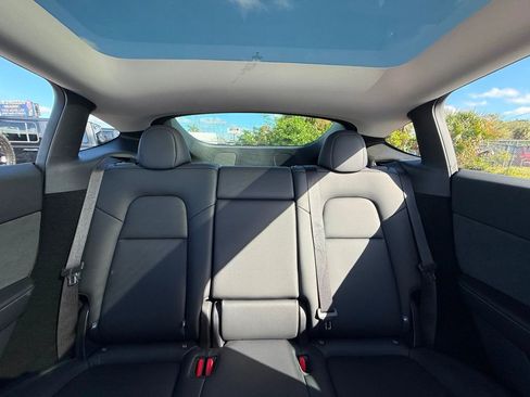Used 2025 Tesla Model Y Long Range image 18