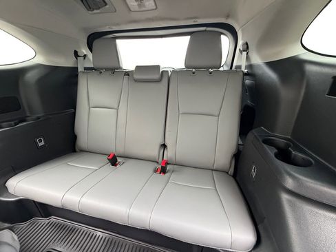 Used 2021 Toyota Highlander XLE AWD/4WD image 21