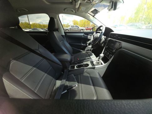 Used 2022 Volkswagen Passat 2.0T SE FWD image 14