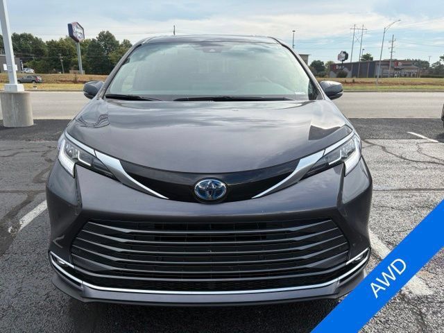Used 2025 Toyota Sienna Limited AWD/4WD image 2