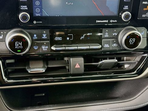 Used 2021 Toyota Highlander XLE AWD/4WD image 17