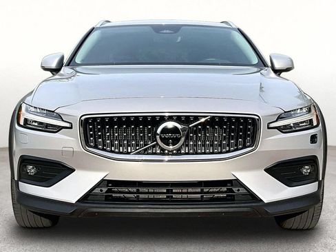 Certified 2025 Volvo V60 B5 Cross Country Plus AWD/4WD image 4