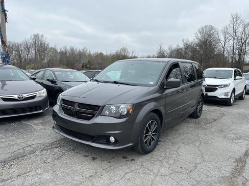 Used 2016 Dodge Grand Caravan SXT image 2