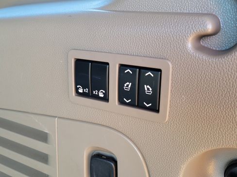 Used 2018 Chevrolet Suburban LT w/ Luxury Package image 9