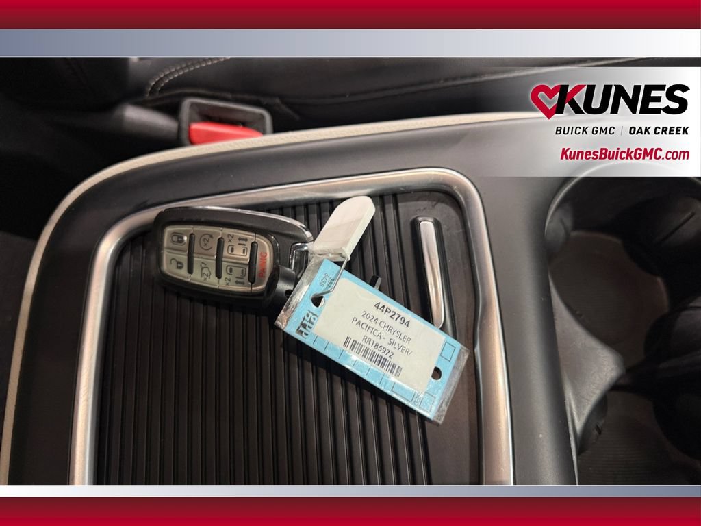 Used 2024 Chrysler Pacifica Touring-L FWD image 38