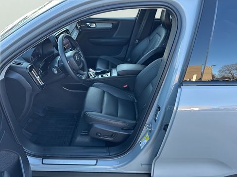 Used 2024 Volvo XC40 B5 Ultimate w/ Protection Package Premier image 17