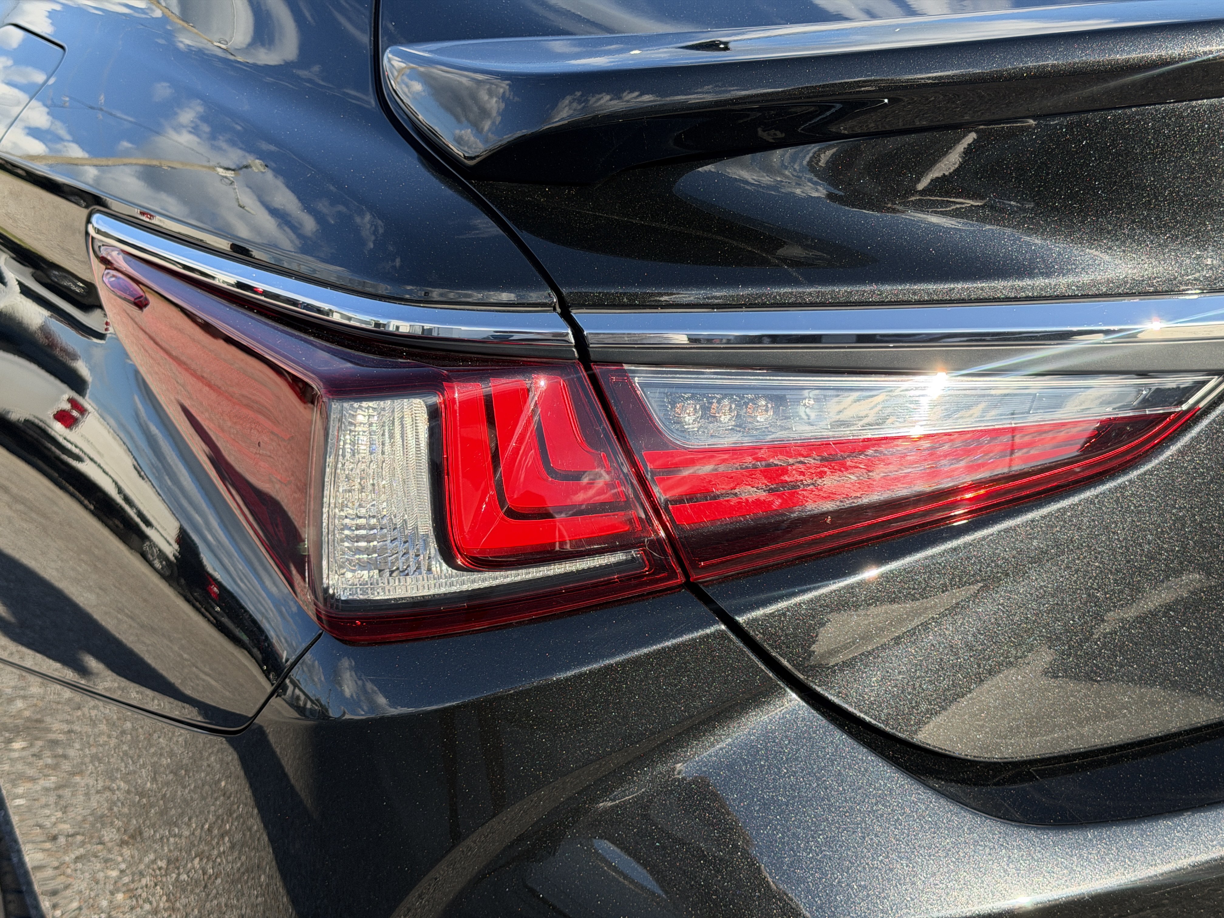 Used 2022 Lexus ES 350 Ultra Luxury w/ Accessory Package 2 FWD image 10