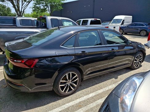 Used 2025 Volkswagen Jetta SE FWD image 3