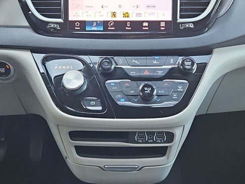 Used 2023 Chrysler Pacifica Touring-L FWD image 13