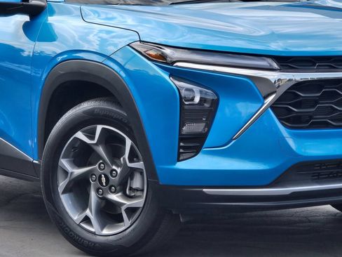 Certified 2025 Chevrolet Trax LT FWD image 4
