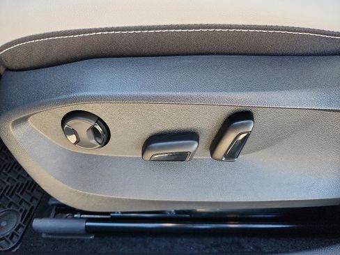 New 2026 Volkswagen Taos SE image 13