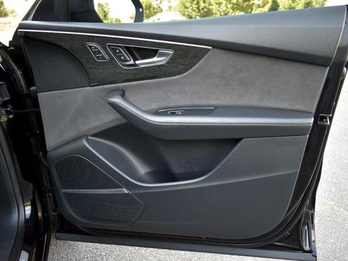 Used 2019 Audi Q8 Prestige w/ Luxury Package image 35