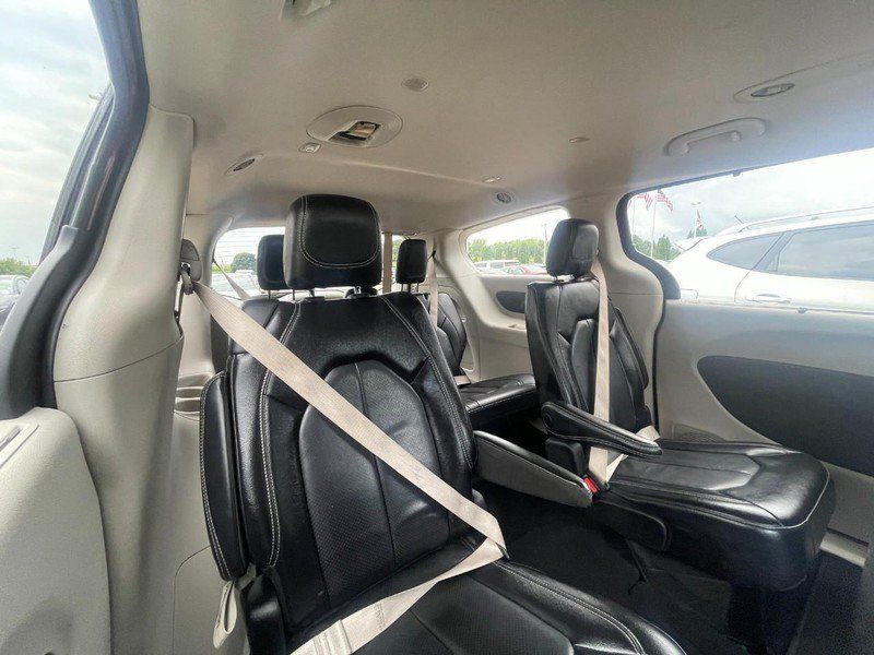 Used 2020 Chrysler Pacifica Touring FWD image 4