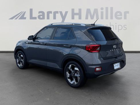 Used 2024 Hyundai Venue SEL FWD image 3