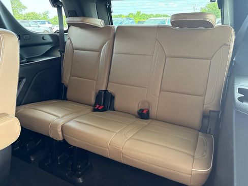 Used 2021 Chevrolet Tahoe Premier w/ Premium Package RWD image 17