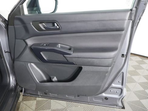 Used 2024 Nissan Pathfinder S image 22