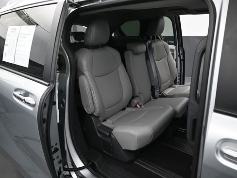 Used 2025 Toyota Sienna XLE image 34