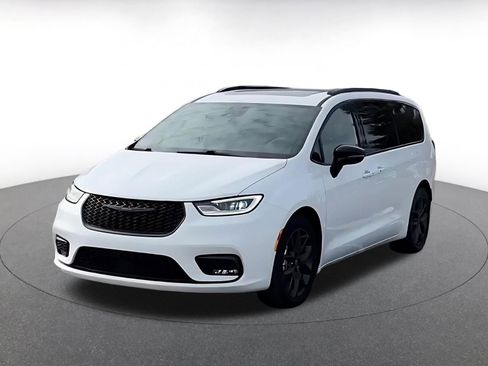 Used 2025 Chrysler Pacifica Limited image 7