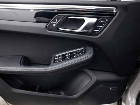 Certified 2026 Porsche Macan AWD/4WD image 18