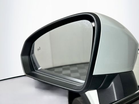 Used 2024 Volkswagen Taos SE image 16