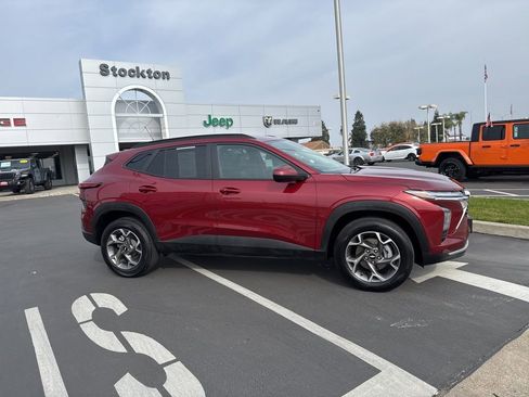 Used 2025 Chevrolet Trax LT w/ LT Convenience Package image 3