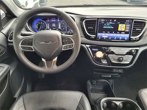 Certified 2025 Chrysler Pacifica Select image 7