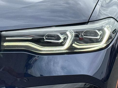 Used 2022 BMW X7 xDrive40i w/ M Sport Package image 10