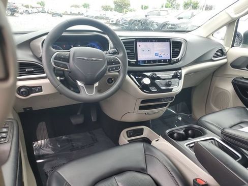 Used 2023 Chrysler Pacifica Touring-L FWD image 9