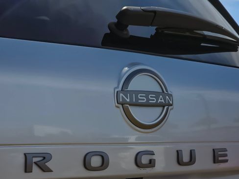 Used 2025 Nissan Rogue SV FWD image 22