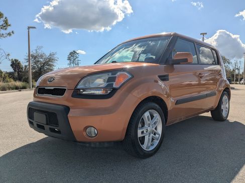 Used 2011 Kia Soul + w/ Audio Pkg image 9