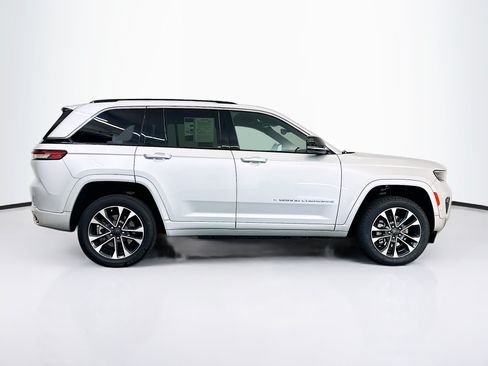 Used 2023 Jeep Grand Cherokee Overland w/ Luxury Tech Group IV AWD/4WD image 10