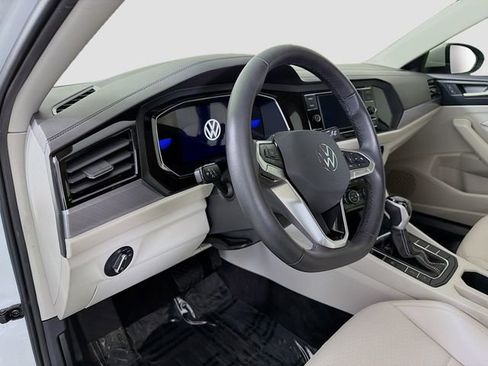 Used 2023 Volkswagen Jetta SE image 9