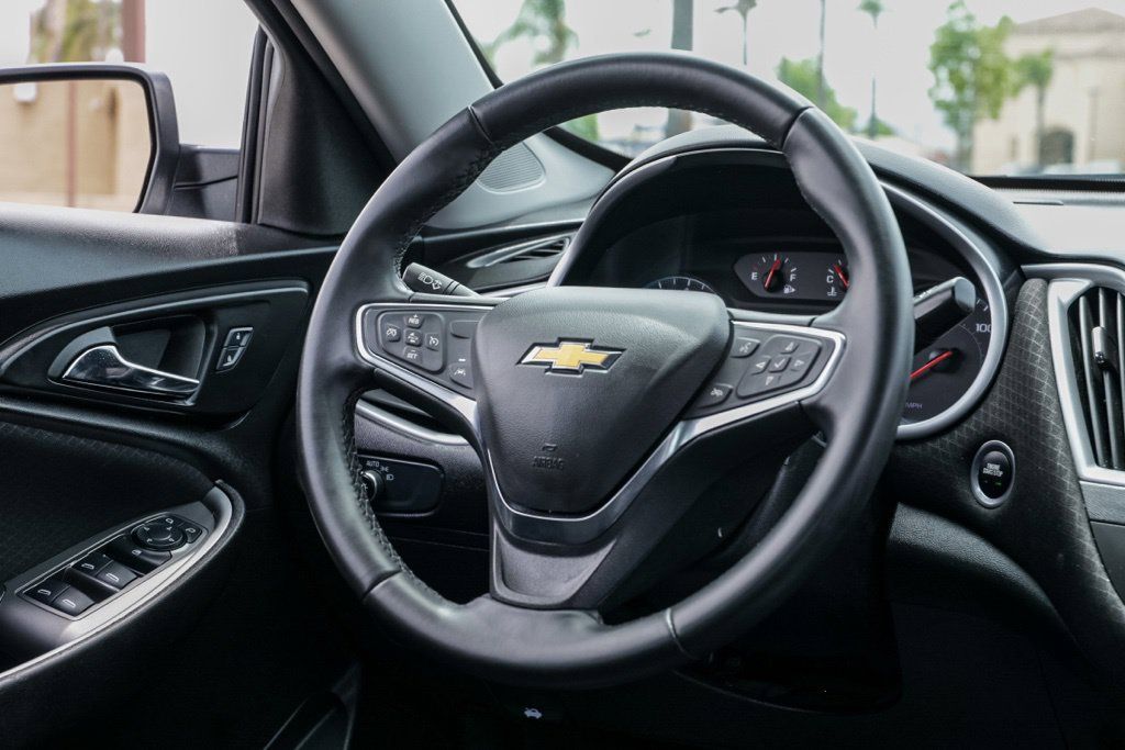 Used 2025 Chevrolet Malibu RS FWD image 25