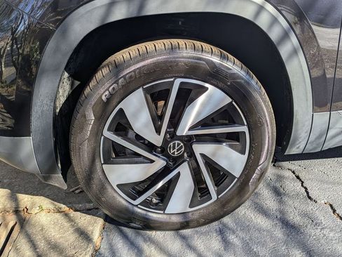 Used 2025 Volkswagen Atlas SE image 34