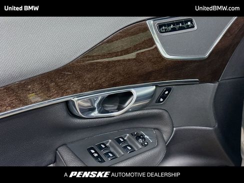 Used 2019 Volvo XC60 T5 Momentum w/ Multimedia Package image 3