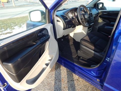 Used 2018 Dodge Grand Caravan SE w/ UConnect Hands-Free Group image 20