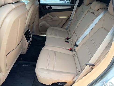 Certified 2022 Porsche Cayenne Platinum Edition AWD/4WD image 23