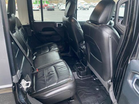 Used 2018 Jeep Wrangler Unlimited Sahara AWD/4WD image 18
