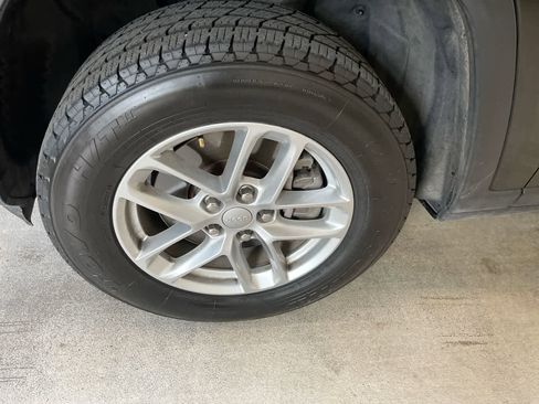 Used 2023 Jeep Grand Cherokee L Laredo image 10