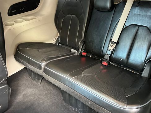 Used 2020 Chrysler Pacifica Limited image 16