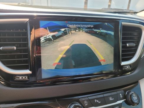 Used 2024 Chrysler Pacifica Touring-L FWD image 19