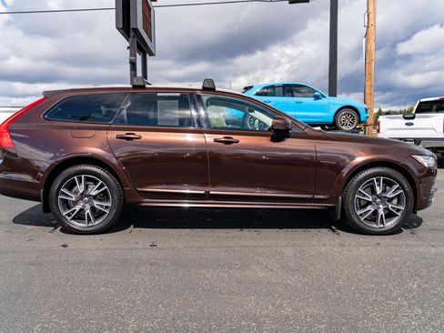 Used 2017 Volvo V90 T6 Cross Country image 8