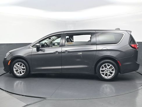 Used 2023 Chrysler Pacifica Touring-L FWD image 8
