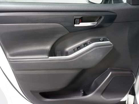 Used 2022 Toyota Highlander XLE FWD image 30