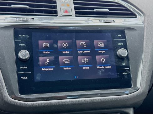 Used 2018 Volkswagen Tiguan SE w/ Panoramic Sunroof Package FWD image 9