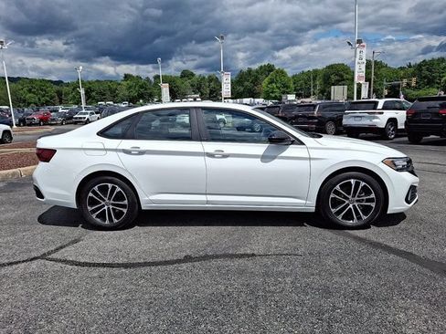 Certified 2024 Volkswagen Jetta Sport FWD image 9