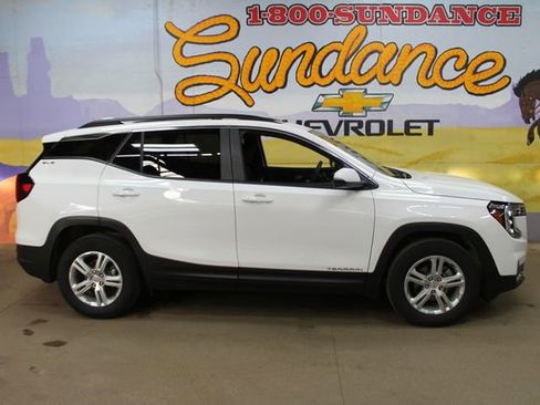 Used 2024 GMC Terrain SLE w/ Driver Convenience Package FWD image 1