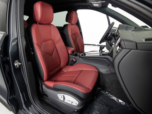 New 2026 Porsche Macan AWD/4WD image 33
