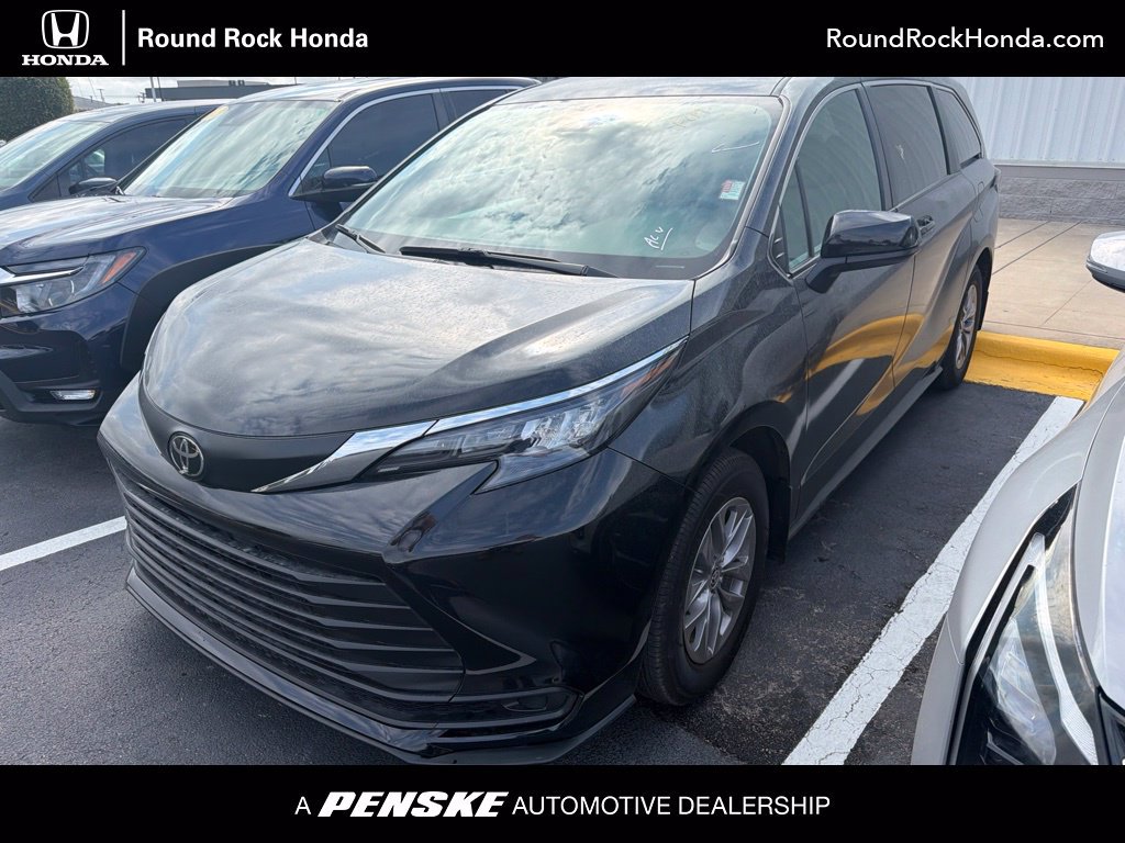Used 2026 Toyota Sienna LE FWD image 1